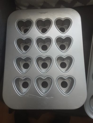 Bakeware/Chicago Metallic 12 Hole Mini Muffin Tin with Loose Bases/Cupcake Tray/Two Sponge Cake Trays/Cooling Rack .. Price is Now 33.00euro all 5 pieces
