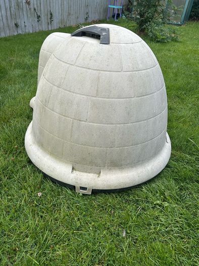 Dog igloo box