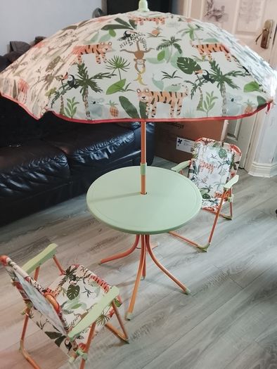 Picnic table,Kids table set. Outdoor furniture set. Kids camping set. 4-Piece set: Kids ensemble with 2 folding chairs, table and parasol