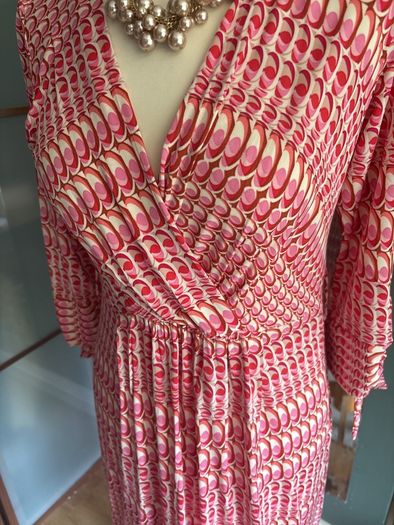 Free Post today ONLY- Avoca Anthology Multi Coloured Pink Faux Wrap Dress with flattering neckline- Size 2 and Free Necklace