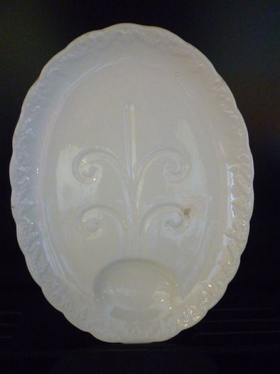1930's Irish Serving Resting Table Plate to suit size of Chicken, Duck, Guiney Fowl, Roast- Very Good Vintage Condition.
