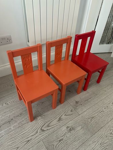 White IKEA Sundvik Children's Desk and 3 Kritter Chairs