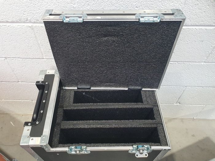 Flight case on wheels  with  Retractable handle