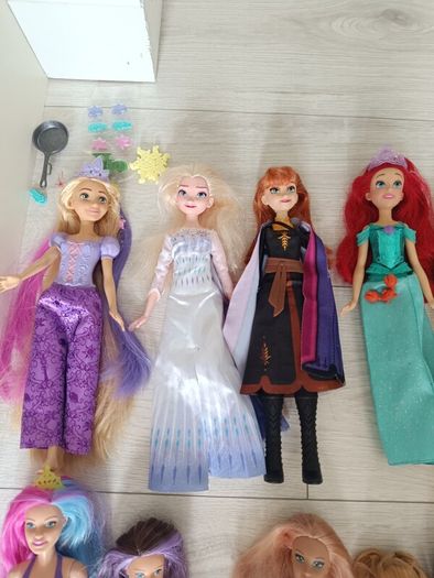 barbie house + dolls + accessories