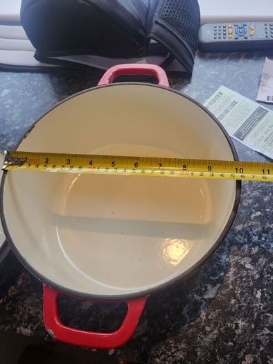 Cast iron pot