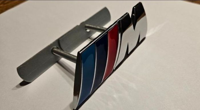 BMW M Power Chrome Car Front Grille Badge Emblems Stickers for BMW M M3 M4 M5 X5 X6 E46 E39 E90 E60 E36 F30 F10 E34 X5 E53 E30 F20 E92 E87