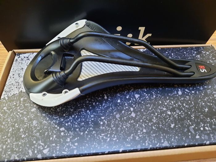 Fizik Aliante R5 K:ium Black and White Edition