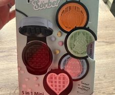 Mini waffle maker