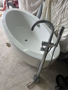 Free standing oval bath and taps set