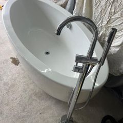 Free standing oval bath and taps set