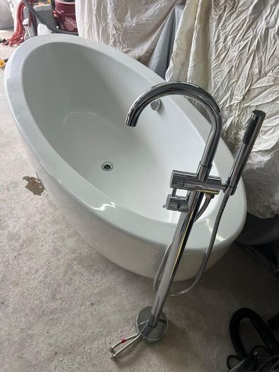 Free standing oval bath and taps set