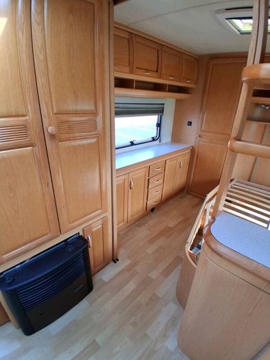 Hobby twin axle fixed bed with walk in bathroom