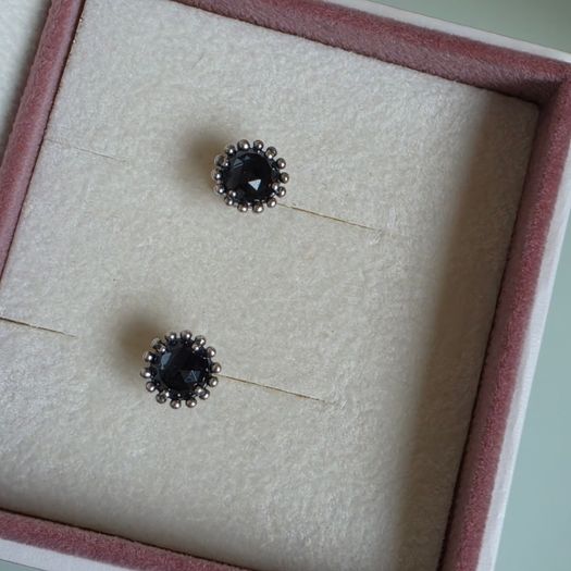 Pandora midnight star navy,blue crystal stud earrings very good condition fully hallmarked (no box