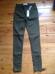 BNWT Green Skinnies Size S/M