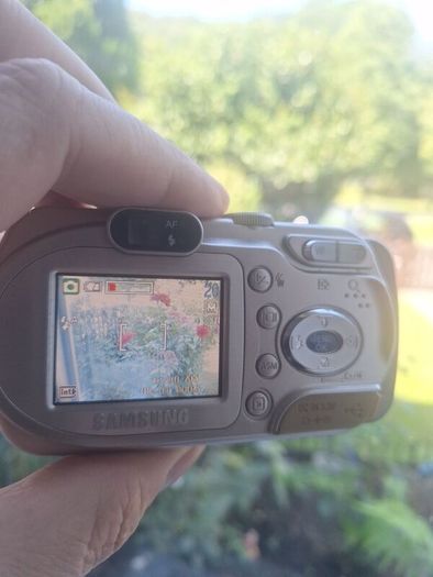 Samsung Digimax A6 compact digital camera.