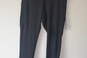 Capri length fitted sports bottoms
