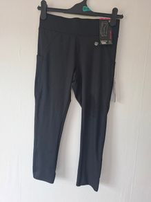 Capri length fitted sports bottoms