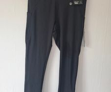Capri length fitted sports bottoms