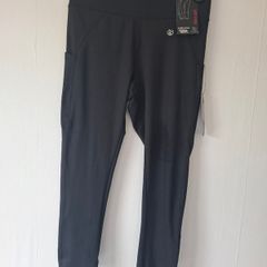 Capri length fitted sports bottoms
