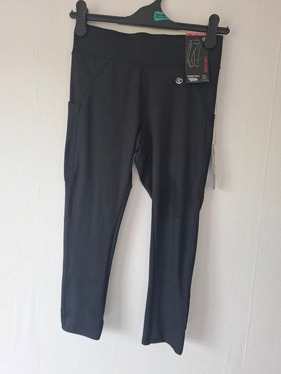 Capri length fitted sports bottoms