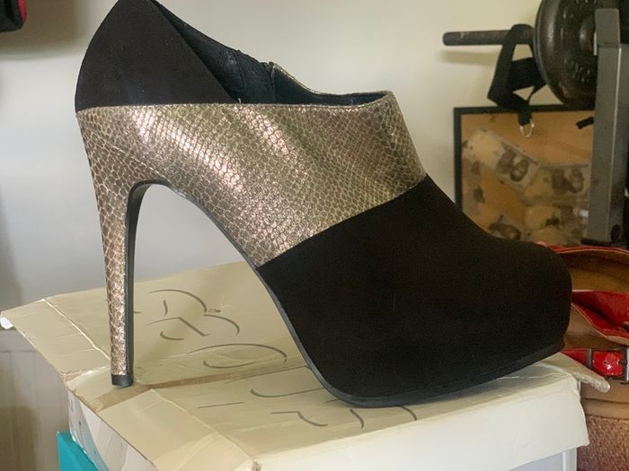 8 Pairs of Heels - size 9