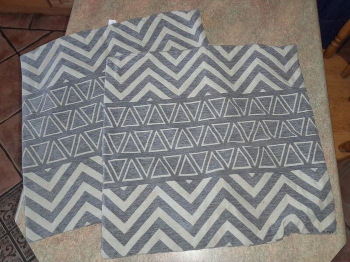 2 pillowcase covers (47 cm all round)