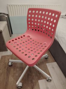 Swivel chair in pink.