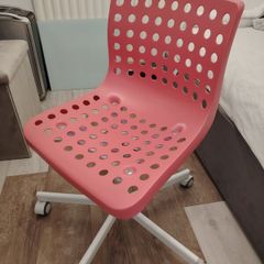 Swivel chair in pink.