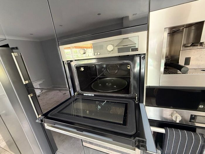 Kitchen units & appliances