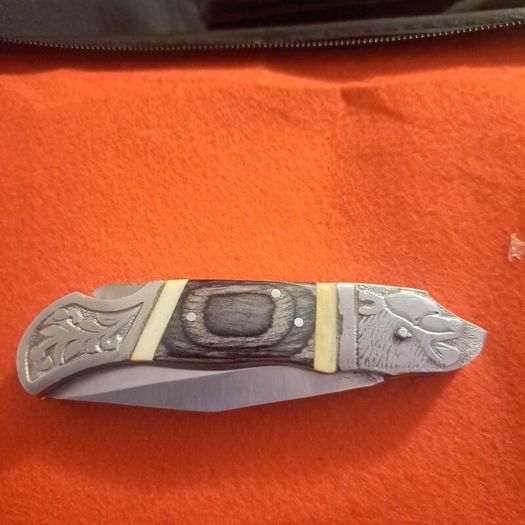Lock knife with bear head bone handle