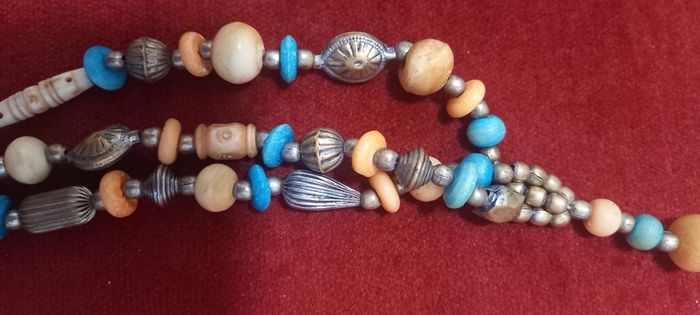 Vintage jewelry is sold individually for 5 to 10 euros