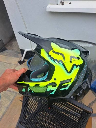 Fox V1 MIPS motorcross helmet