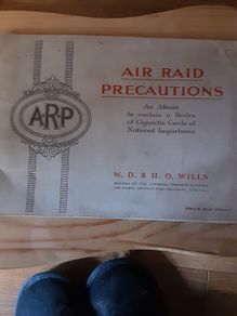 militaria??:ARP cigarette card book