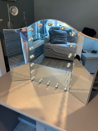 Dressing table with Mirror