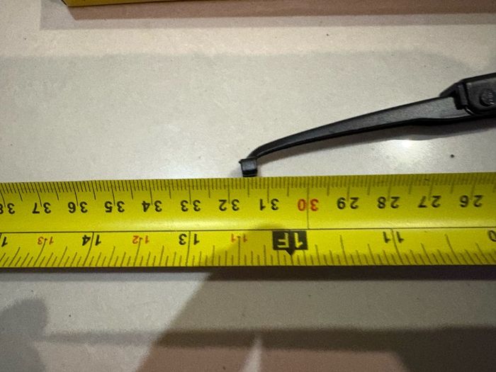 Rear wiper blade arm