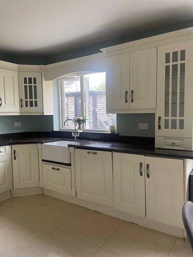 Kitchen units, work top and Belfast sink
