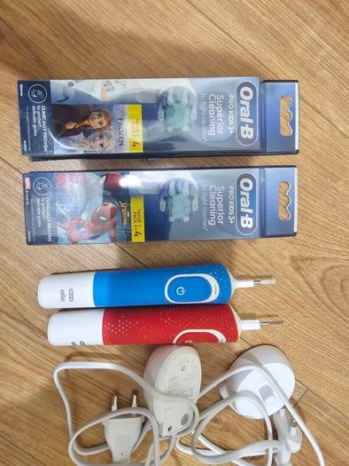 oral b kids electric toothbrush x 2 With charger and 8 brand new heads