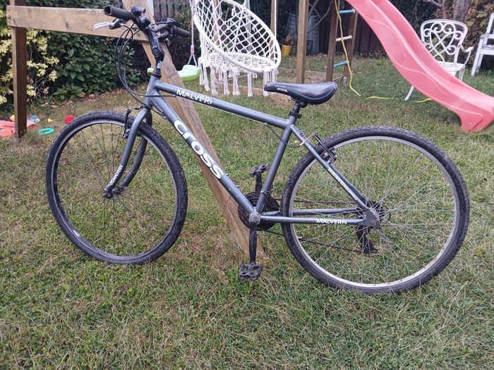 Teen or adult CROSS Malvern BIKE 28in wheel size