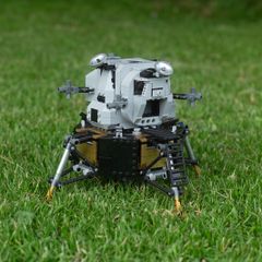 Lego Lunar Lander 10266