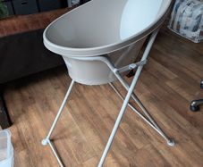 Shnuggle Bath and Folding Stand