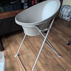 Shnuggle Bath and Folding Stand