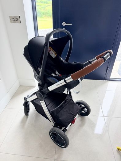 Pram and Maxi Cosi car seat
