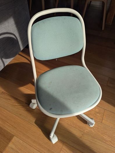 2 Kids desk chairs (pink & blue)