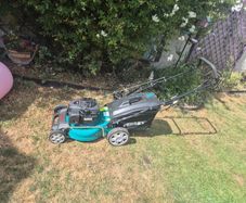 Self propelled petrol lawnmower