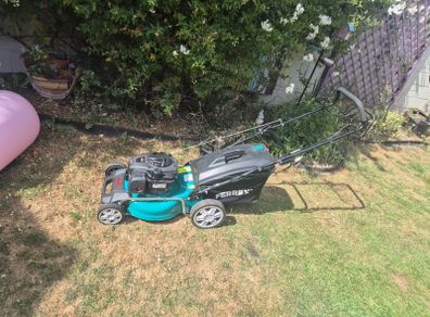 Self propelled petrol lawnmower
