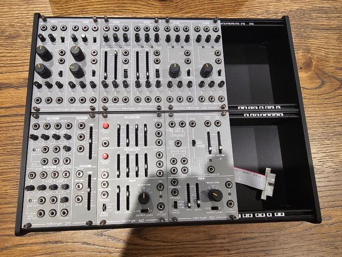 Behringer System 100 with power and travel case