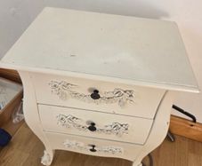 2x white bedside lockers