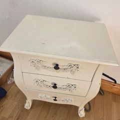 2x white bedside lockers
