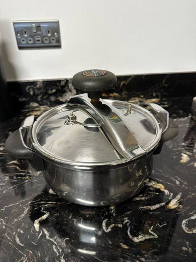 Stainless Steel Pressure Cooker (gas or vitro only)
