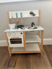 kids play kitchen